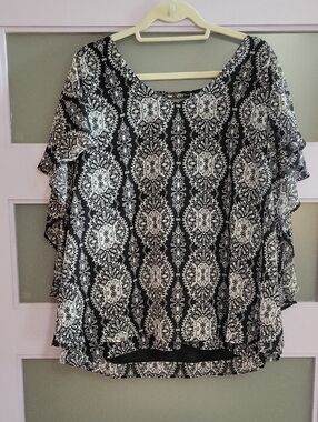 Black & White Printed Flutter-Sleeve Women's Blouse